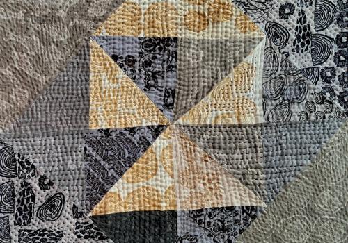 V BAREVNÝCH NITKÁCH NAJÍT SKRÝŠ